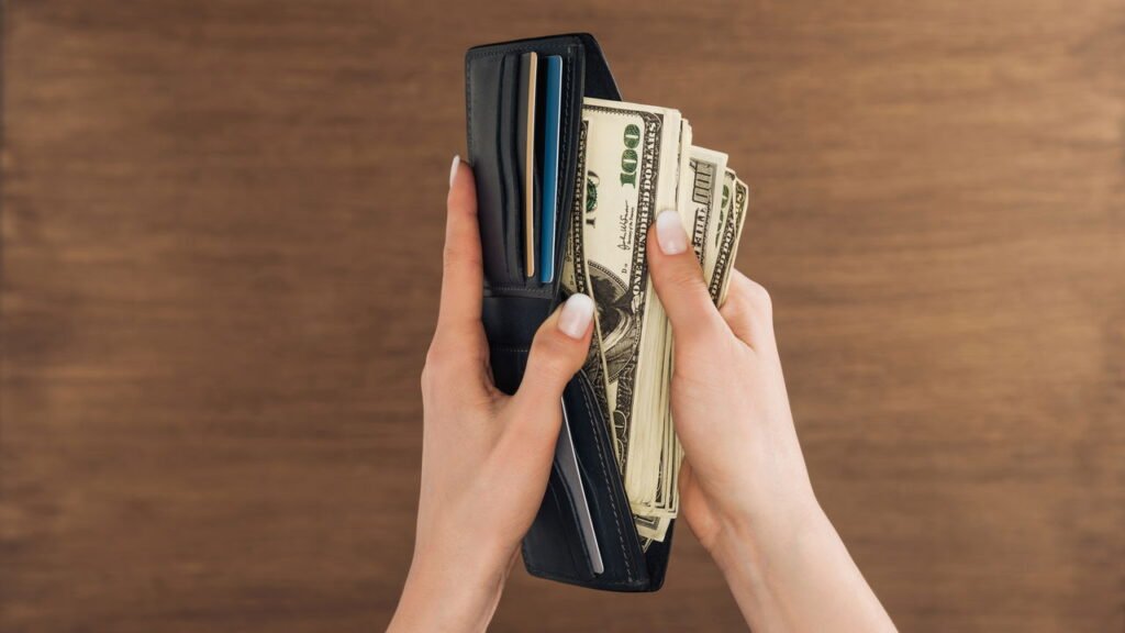 O que significa quando uma pessoa guarda notas desordenadas na carteira, segundo a psicologia?