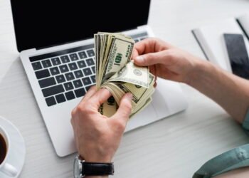 Onde você nunca deve guardar dinheiro em casa, segundo o Feng Shui