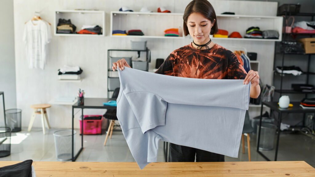 O modo errado de dobrar roupas que faz tudo amassar mais rápido