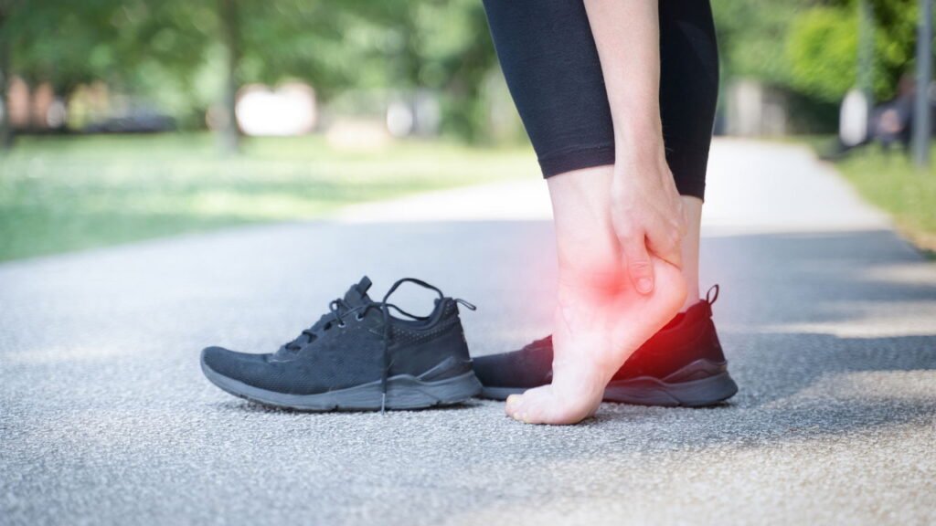 Fraqueza nas pernas durante ao caminhar pode indicar problema grave de saúde