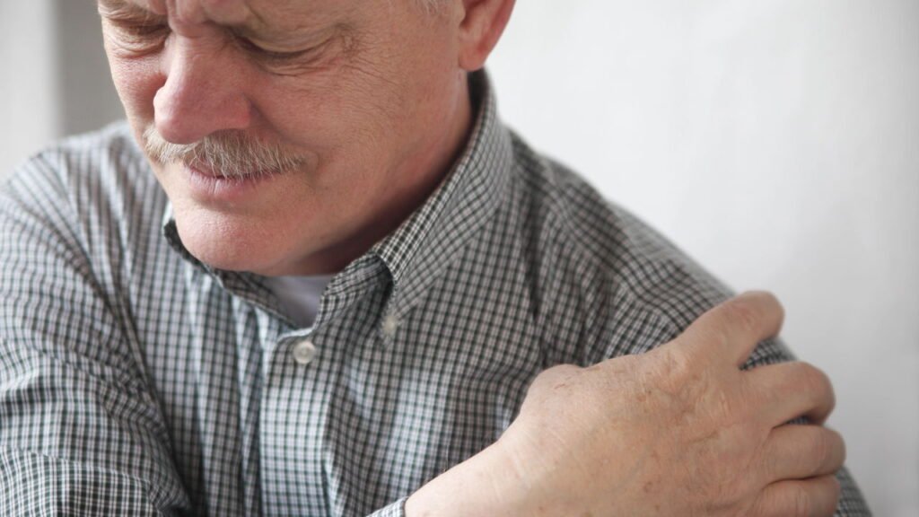 A verdade por trás da rigidez nas juntas ao despertar surpreende até médicos