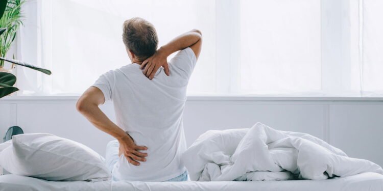 O motivo da sua dor nas costas ao acordar pode estar no seu colchão