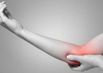 Dor no cotovelo pode ser causada por tarefas simples do dia a dia