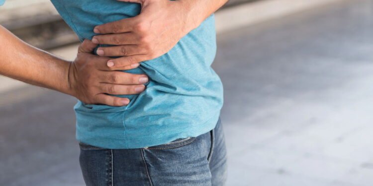 Você sente dor ao ficar em pé por horas? Veja o alerta médico