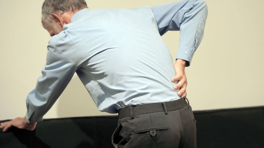 Você sente dor ao ficar em pé por horas? Veja o alerta médico