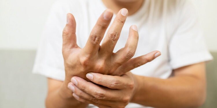 Se suas mãos doem com o celular, isso pode ser mais sério do que parece