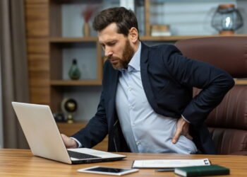 Ficar sentado pode causar mais dor nas costas do que você imagina