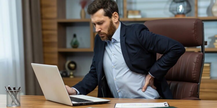 Ficar sentado pode causar mais dor nas costas do que você imagina