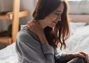 Dor nas costas que não passa pode ser algo mais sério segundo especialistas