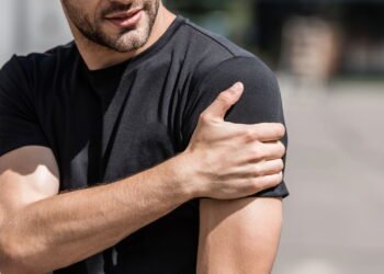Dor no ombro que não passa? Especialistas explicam os motivos e como resolver