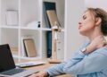 Dor no pescoço virou tendência no home office e o motivo pode te surpreender