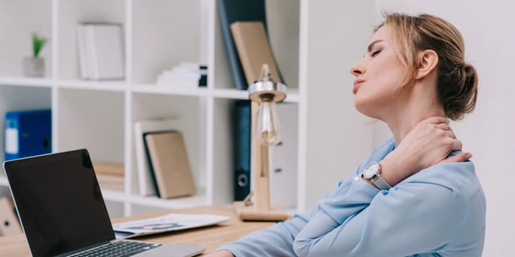 Dor no pescoço virou tendência no home office e o motivo pode te surpreender