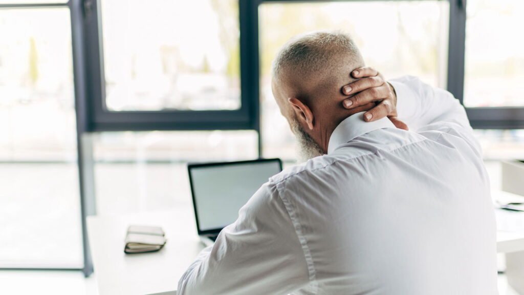 Dor no pescoço virou tendência no home office e o motivo pode te surpreender
