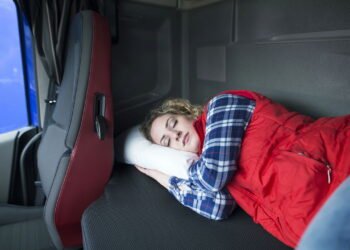 Como motoristas e caminhoneiros garantem um sono tranquilo na estrada