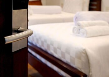 O que dormir com a porta aberta revela sobre sua personalidade segundo psicólogos