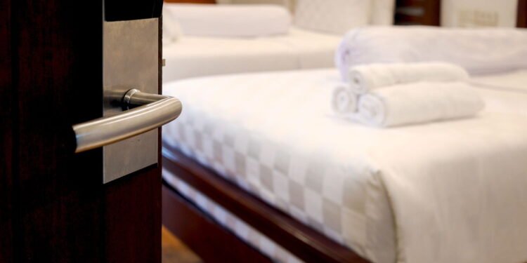 O que dormir com a porta aberta revela sobre sua personalidade segundo psicólogos