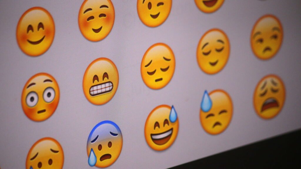 5 dicas para usar emojis corretamente e evitar confusão nas mensagens