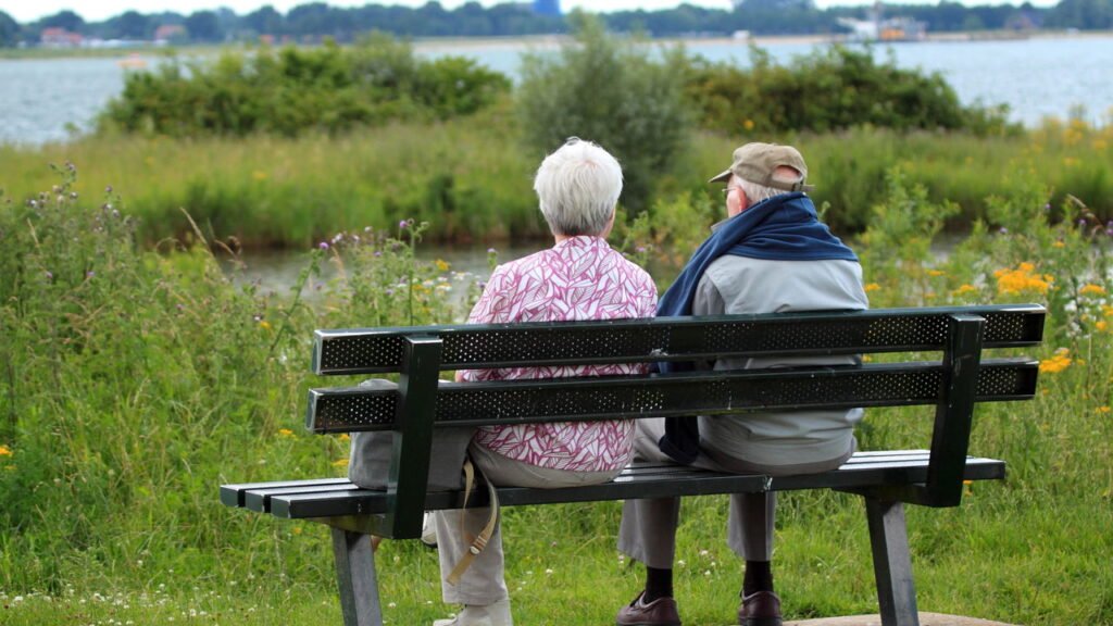 A melhor rotina de banho para idosos com mais de 70 anos