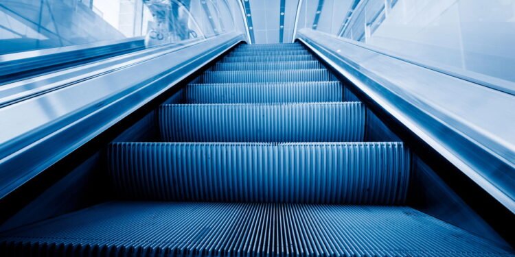O detalhe que salva vidas nas escadas rolantes e quase ninguém nota