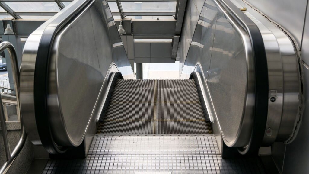 O detalhe que salva vidas nas escadas rolantes e quase ninguém nota