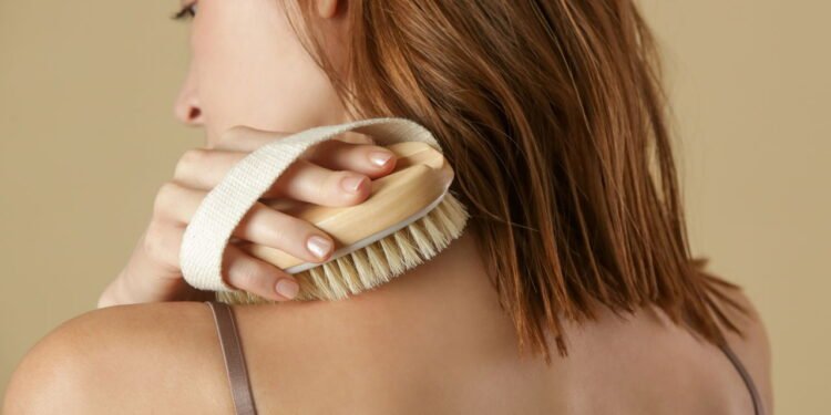 Como escovar a pele a seco pode melhorar circulação e celulite