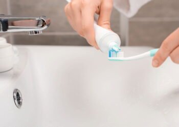 7 hábitos essenciais para manter os dentes naturais após os 60