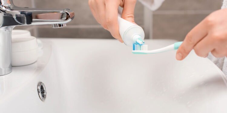 7 hábitos essenciais para manter os dentes naturais após os 60