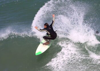As melhores praias brasileiras para quem ama adrenalina no mar