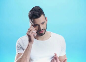 O que significa quando uma pessoa sempre fala sozinha, segundo a psicologia