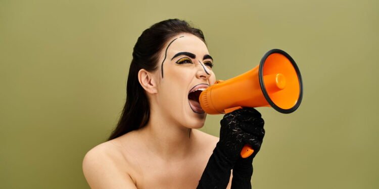 Falar em voz alta - Créditos: depositphotos.com / AllaSerebrina