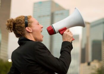 O que significa quando pessoas com mais de 65 anos falam sozinhas, de acordo com a psicologia?