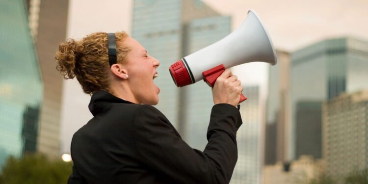 O que significa quando pessoas com mais de 65 anos falam sozinhas, de acordo com a psicologia?