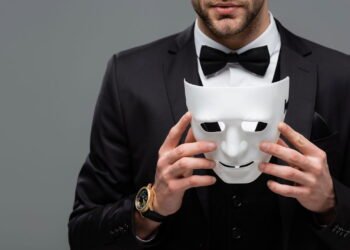 Pessoas falsas fazem essas 5 coisas e quase ninguém nota