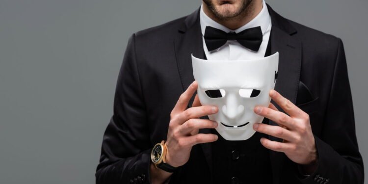 Pessoa segurando uma máscara // Créditos: depositphotos.com / HayDmitriy