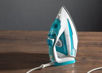 O melhor truque caseiro para limpar ferro de passar de forma simples