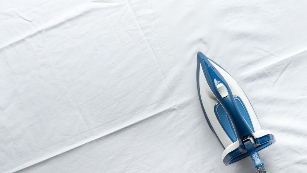 O melhor truque caseiro para limpar ferro de passar de forma simples