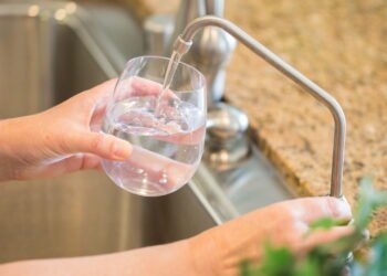 O erro comum ao usar o filtro de água que pode comprometer sua saúde