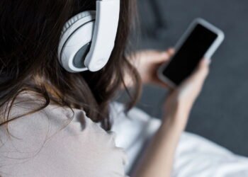 O erro comum com fones de ouvido que pode roubar sua audição sem aviso