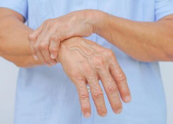 Esse hábito na hora de dormir pode estar causando o formigamento que você sente ao acordar