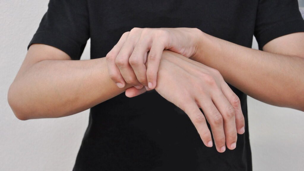 Esse hábito na hora de dormir pode estar causando o formigamento que você sente ao acordar