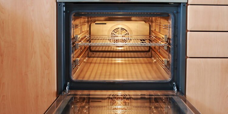 5 motivos para nunca deixar o forno aberto depois de usar