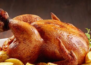 Seu frango assado pode perder o sabor por um erro comum ao chegar em casa