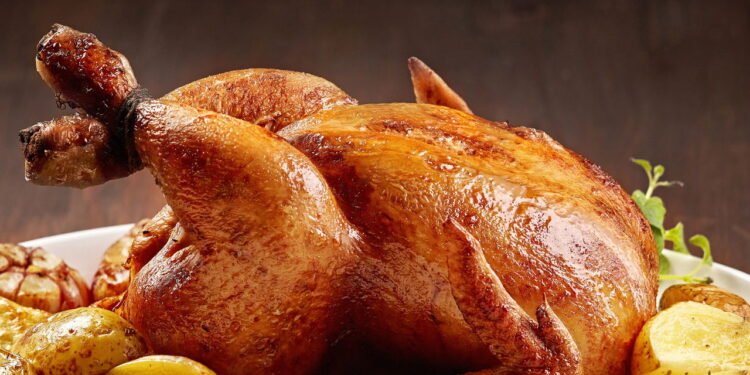 Seu frango assado pode perder o sabor por um erro comum ao chegar em casa