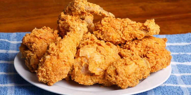 Esse truque deixa o frango frito mais suculento por dentro e crocante por fora