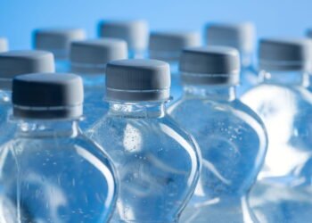 O alerta dos cientistas sobre água engarrafada que está preocupando famílias