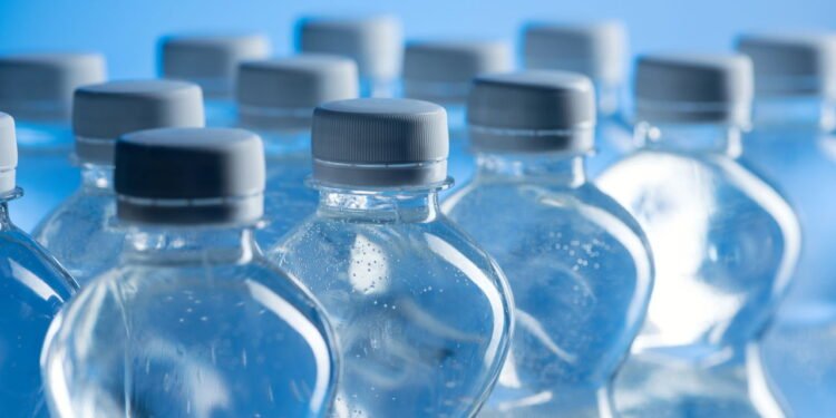 O alerta dos cientistas sobre água engarrafada que está preocupando famílias