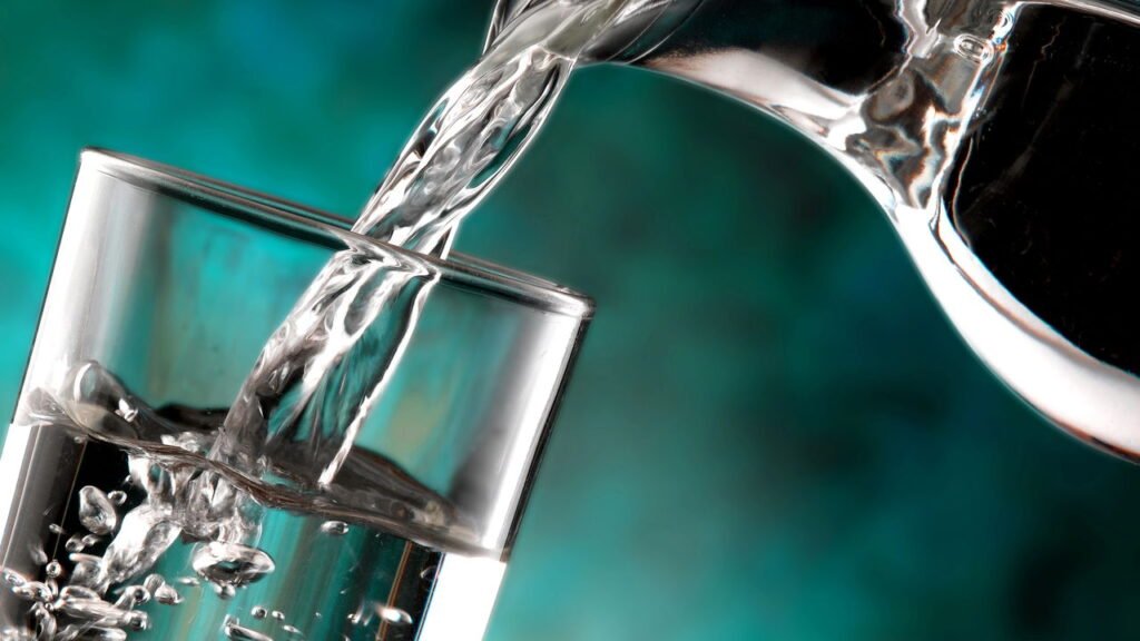 O alerta dos cientistas sobre água engarrafada que está preocupando famílias