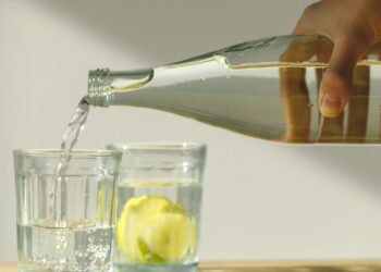 Como limpar garrafas de vidro da forma mais eficiente e segura