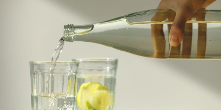 Como limpar garrafas de vidro da forma mais eficiente e segura