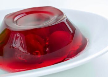 Essa receita só leva gelatina, açúcar e creme de leite e fica perfeita